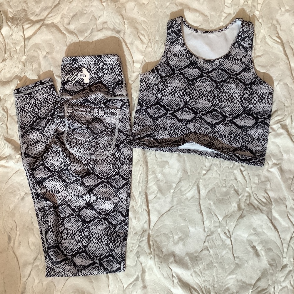 EUC Fit Booty 2pc workout set bra leggings animal print